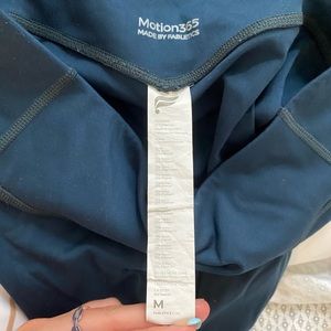 Navy fabletics leggings with triple side pocket
